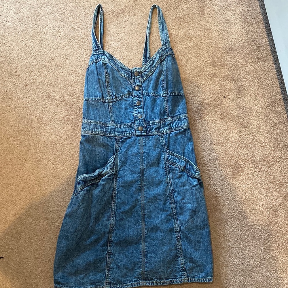 Denim dress has pockets